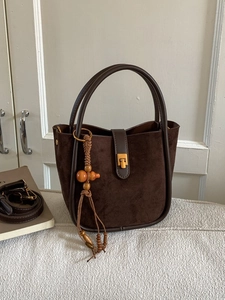Sac seau rétro en daim marron foncé avec poignées et pompon décoratif en gourde