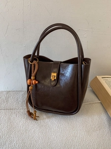 Sac seau rétro marron foncé en similicuir avec pendentif en perles de bois et boucle dorée