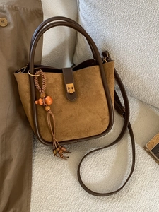 Sac seau rétro en daim marron avec poignée en cuir et pendentif calebasse décoratif