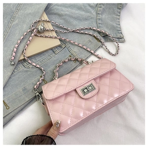 Détail du sac à bandoulière matelassé rose avec fermoir rotatif argenté et chaîne