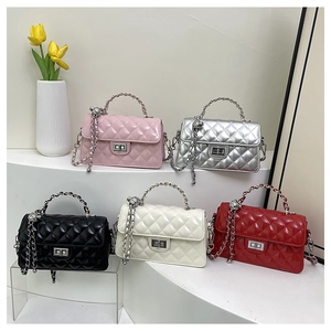 Collection de sacs bandoulière matelassés en rose, argent, noir, blanc et rouge