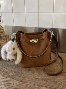 Vintage PU Beuteltasche Für Damen Mit Geflochtenem Griff Metallverschluss Retro Crossbody Umhängetasche Mit Hasenanhänger