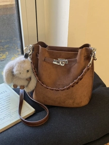 Braune Wildleder-Beuteltasche mit Flechtgriff, Metallschloss und Hasen-Anhänger