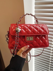 Sac bandoulière matelassé rouge verni avec fermoir doré et décoration de boule métallique