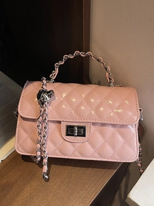 Sac à bandoulière matelassé rose avec fermoir argenté et bandoulière en chaîne