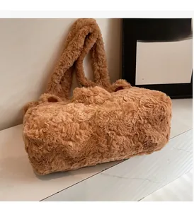 Détail d'un sac cabas en peluche marron avec oreilles d'ours et texture en fausse fourrure