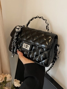 Petit sac noir matelassé avec bandoulière chaîne et fermoir rotatif argenté