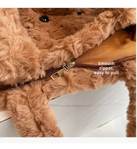 Détail de la peluche marron douce et de la fermeture éclair dorée claire du sac