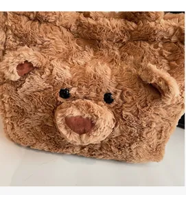 Détail du sac cabas ours en peluche marron montrant la fourrure douce et le visage mignon