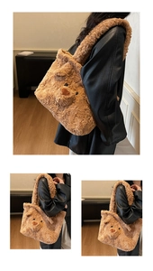 Détail d'un sac fourre-tout en peluche marron avec un joli motif de visage d'ours 3D