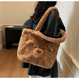 Détail du sac cabas en peluche ours en peluche marron porté à l'épaule par le mannequin
