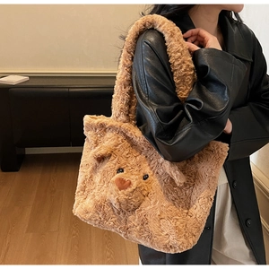Détail du sac cabas en peluche ours brun doux avec nez en cœur et oreilles 3D