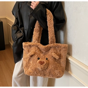 Détail d'un sac cabas marron en peluche avec motif d'ours 3D et texture douce en fausse fourrure