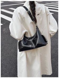 Détail du sac croissant en cuir PU noir avec poche latérale à rabat et bandoulière réglable