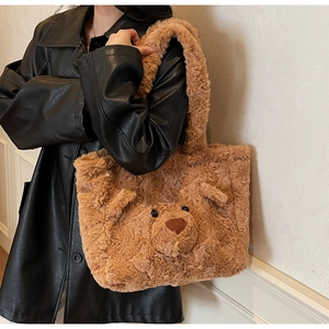 Gros plan détaillé du sac cabas en peluche ours brun avec oreilles 3D douces sur modèle