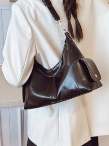Sac hobo marron en cuir synthétique brillant avec poche latérale et boucles métalliques