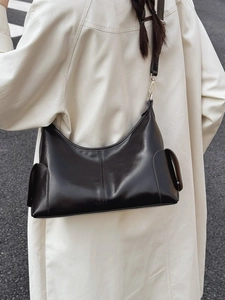 Sac hobo minimaliste en cuir noir brillant avec poches latérales et sangle