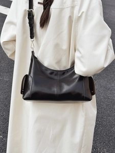 Grand sac à main en cuir noir avec poches latérales et bandoulière réglable