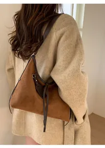 Sac fourre-tout en daim marron à l'épaule, esthétique rétro et grande capacité de rangement