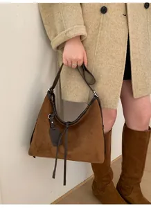 Sac sous le bras en daim marron avec bordure en cuir et pompon en style automne