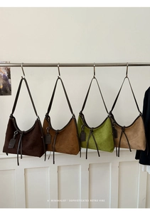 Présentation de sacs cabas rétro en daim en marron foncé, caramel, vert et beige