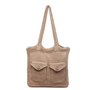 Vue détaillée du sac cabas en tricot avec texture kaki naturelle et doubles poches boutonnées