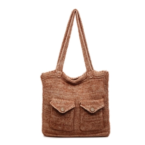 Détail de la texture en maille et des poches avant marron sur le grand sac fourre-tout