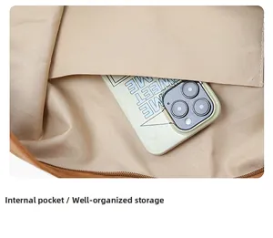 Détail de la poche intérieure plate dans le sac bandoulière en toile lavée