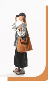 Sac hobo en daim marron caramel avec grande capacité et drapé naturel pour le quotidien