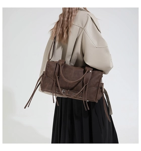 Détails du grand sac cabas marron foncé avec franges vintage et rivets en métal