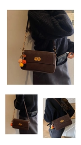 Detailansicht der dunkelbraunen matten Tasche mit bunten Beerenanhängern und Kette