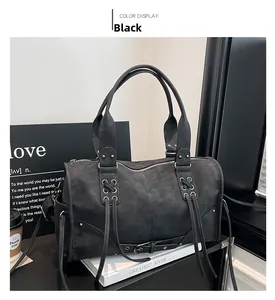 Détail du sac à main vintage en similicuir noir avec œillets et longues franges