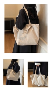 Détail du grand sac cabas en toile beige avec écusson noir et grand espace de rangement