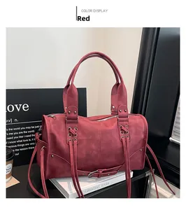 Détails du sac Boston rétro bordeaux avec pompons à lacets croisés et boucles en métal