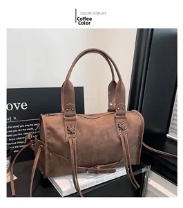 Vue détaillée du sac Boston rétro marron café avec des clous et de longs glands décoratifs