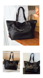 Dettaglio della borsa tote nera vintage con cinturini decorativi e fibbie dorate