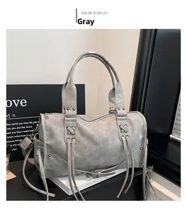 Détail du sac Boston vintage gris avec de longues franges et une bandoulière réglable
