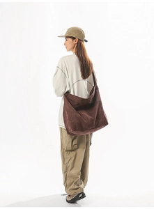 Grand sac fourre-tout en toile marron foncé sur modèle montrant la taille et le style