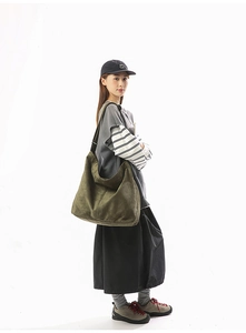 Sac bandoulière en toile lavée vert armée grande capacité porté avec un look décontracté