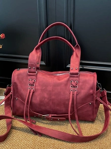 Sac Boston bordeaux vintage avec détails de laçage croisé et bandoulière réglable