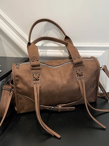 Sac à main vintage marron en similicuir avec pompons et bandoulière réglable