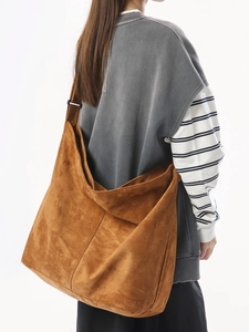 Grand sac bandoulière minimaliste en similicuir marron de forme demi-lune pour le quotidien