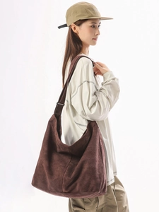 Grand sac hobo en daim marron au design minimaliste et décontracté rétro