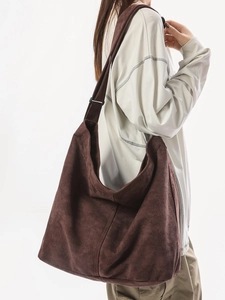Grand sac bandoulière en toile lavée marron foncé avec large sangle réglable au style