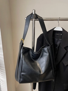 Minimalist large capacity black leather tote bag with adjustable shoulder strap for women