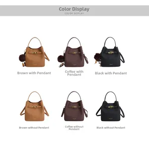 Trois sacs seaux en cuir marron et noir avec boucle en métal et pompons en peluche