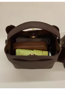 Vue intérieure du sac seau en cuir marron montrant le rangement du parapluie