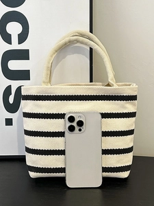 Sac fourre-tout minimaliste en toile rayée avec rayures noires et un téléphone