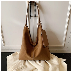 Détail du sac cabas marron caramel montrant la texture cuir mat et la pochette