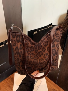 Retro leopard print tote bag with brown leather strap and high-capacity hobo design